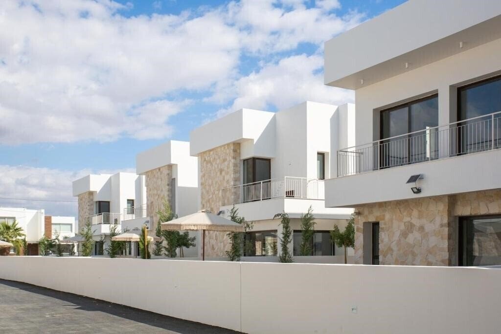 Фото Liv&Co Suites Villas 4*