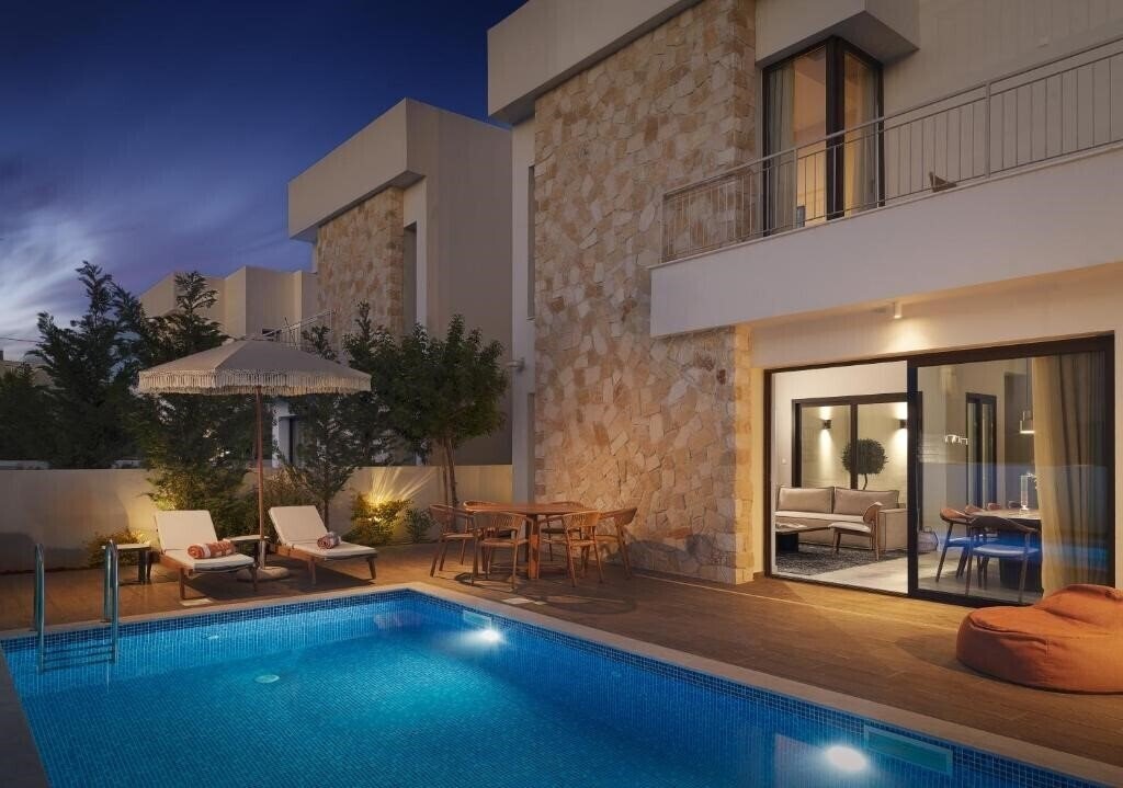 Готель Liv&Co Suites Villas 4*