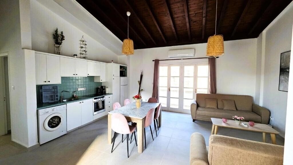 Изображение Lovely 1BR in Old Town City Center & 4 Min to Beach 3*