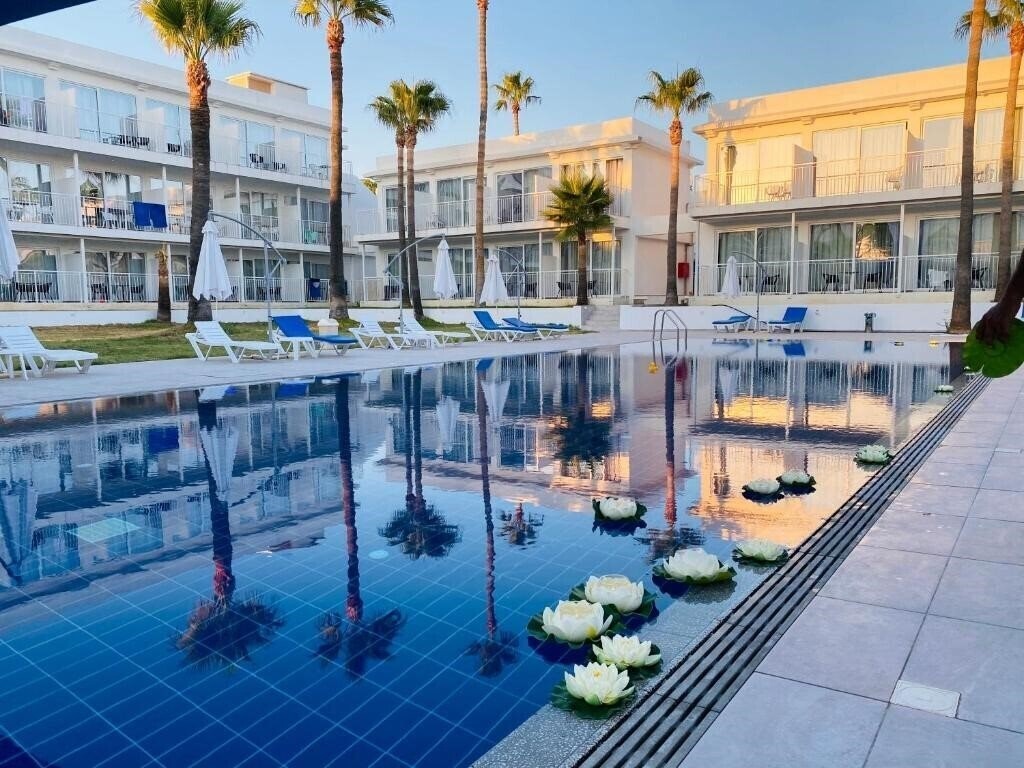Готель Lysithea Apts 3*
