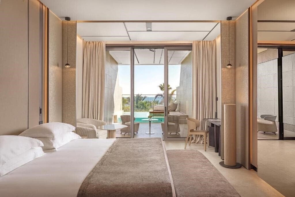 Фото Amathus Beach Hotel 5*