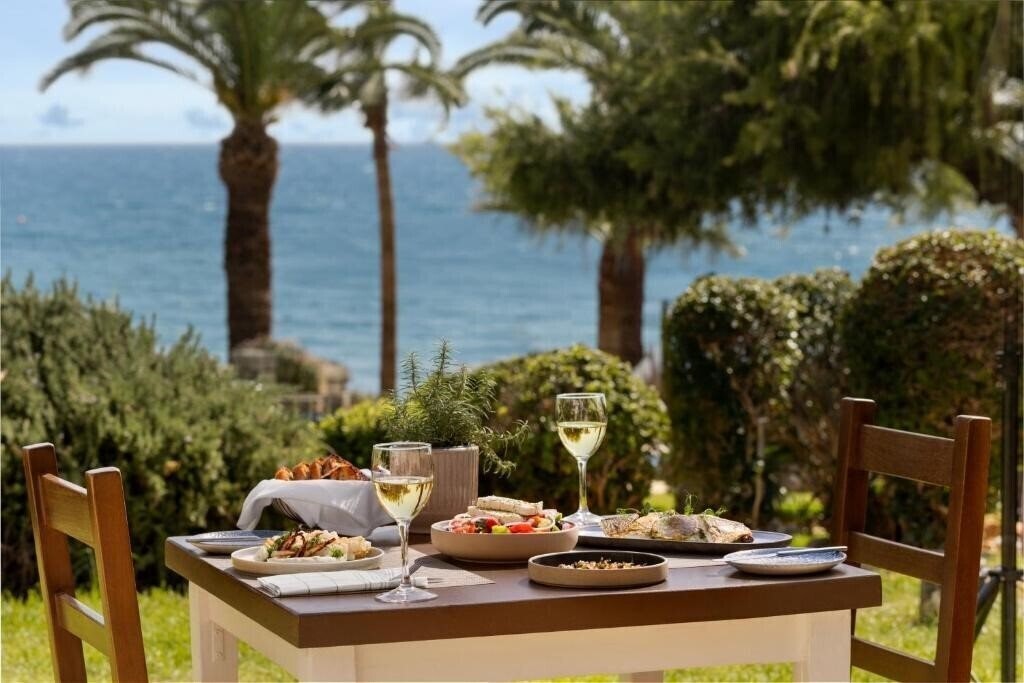 Фотография Mediterranean Beach Hotel 4*