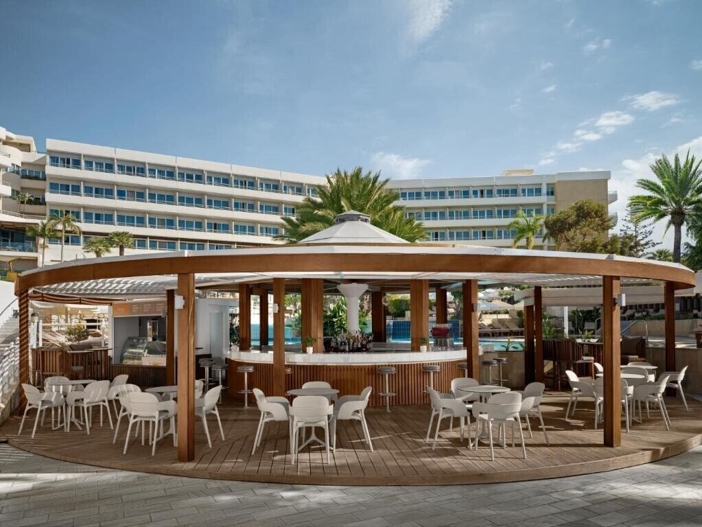 Изображение Mediterranean Beach Hotel 4*