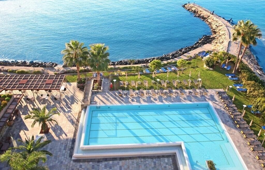 Готель Crowne Plaza Limassol 4*