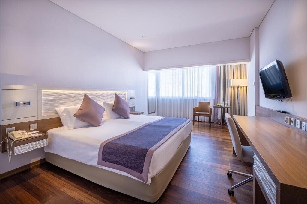 Фотографія Crowne Plaza Limassol 4*