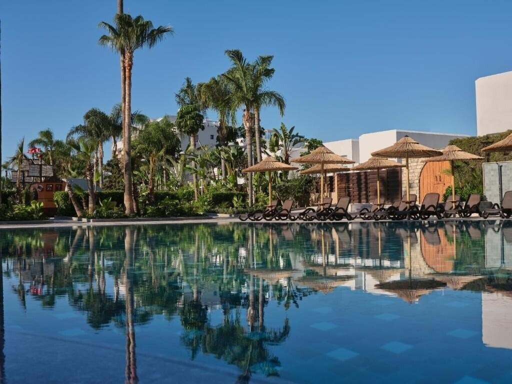 Готель Atlantica Oasis 4*