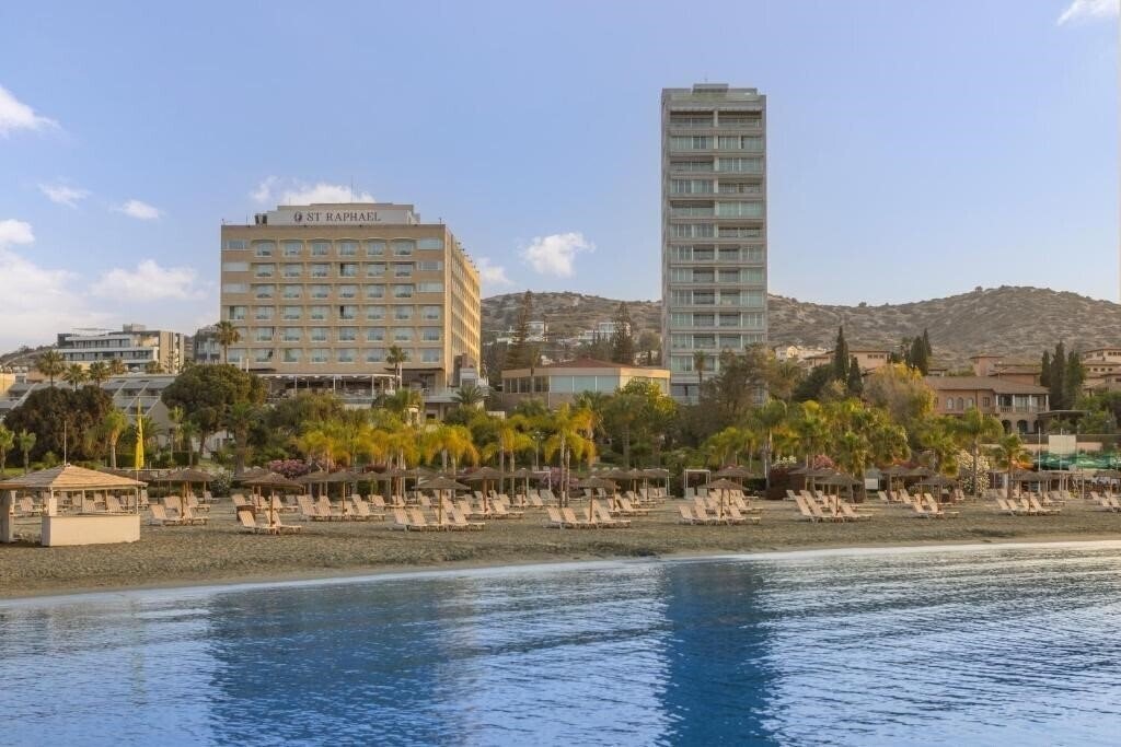 Готель St. Raphael Resort & Marina 5*