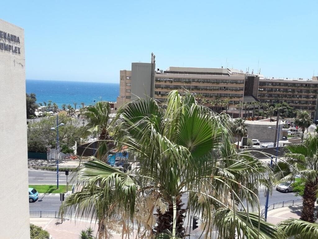 Готель Seaside Luxury Beach Apartment 4*