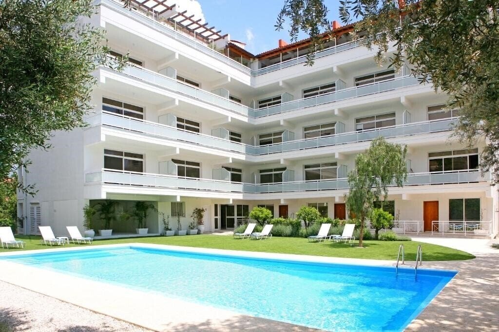 Отель Corina Suites & Apartments 3*