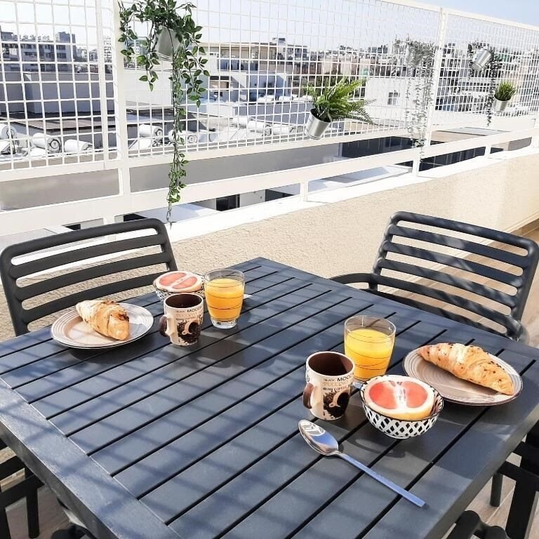 Готель Sea Breeze Central, 2Bed 2*