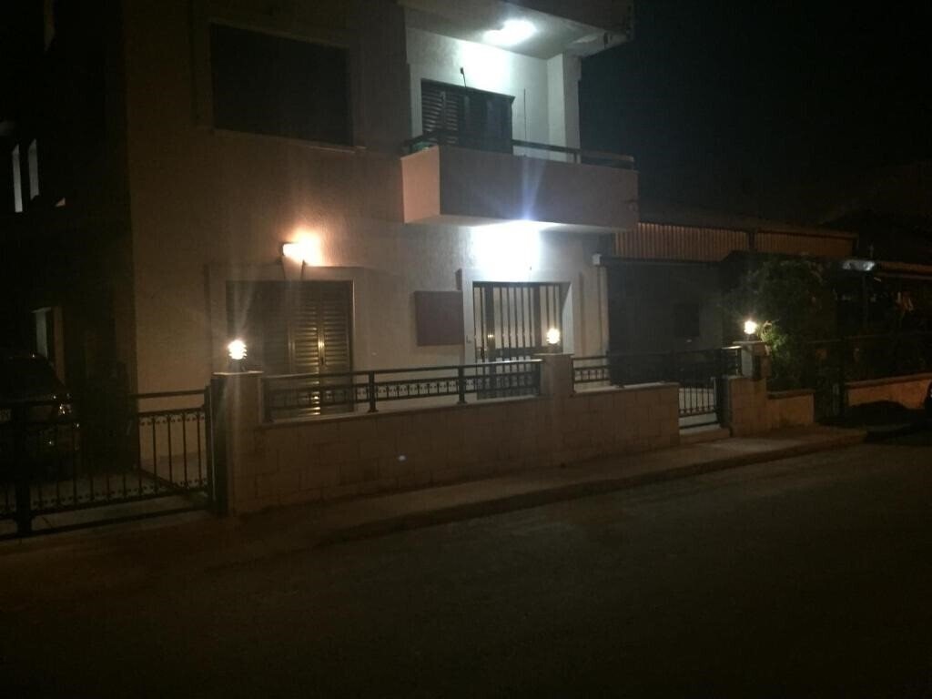 Отель Artemis House 3*