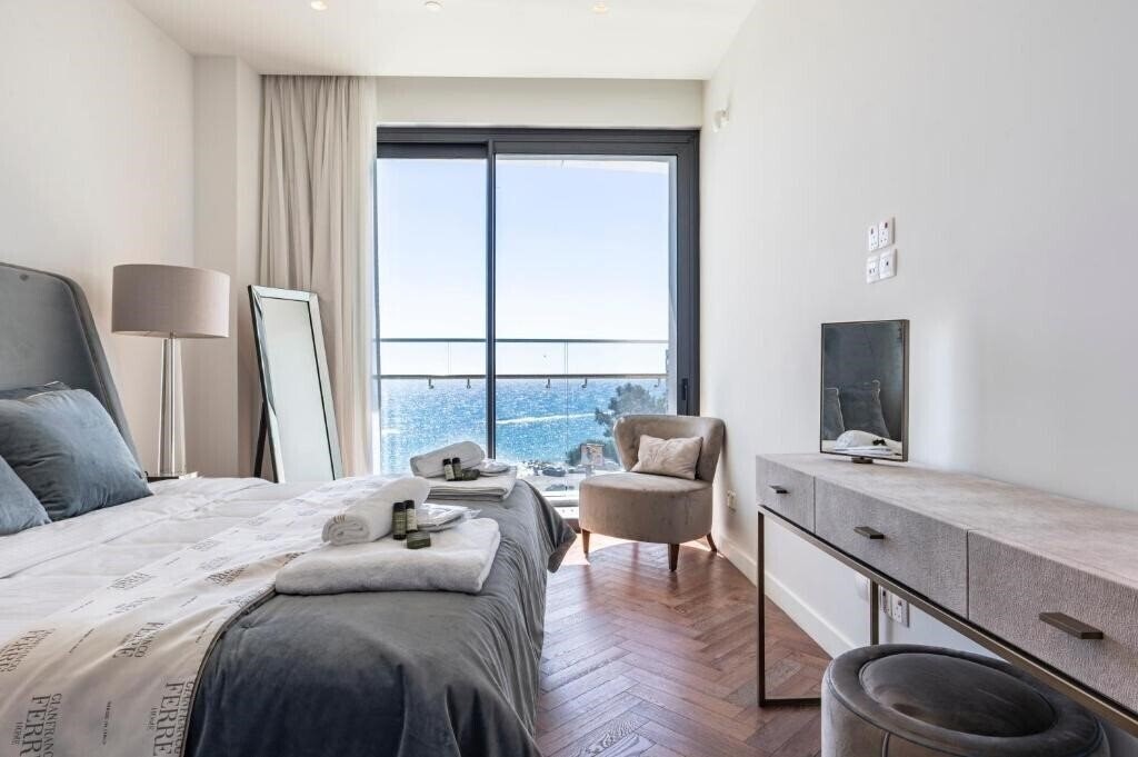 Фото Del Mar Beachfront C 2 Bedroom Residence 2*