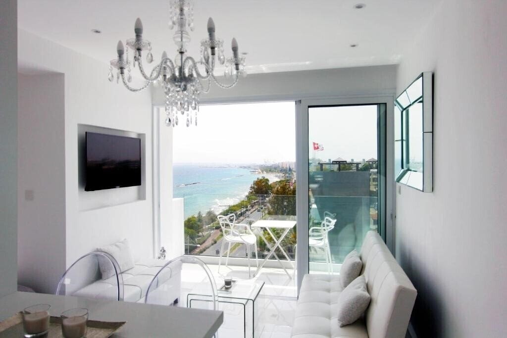 Отель The White Pearl Suite - Beach Front City Centre With Sea View апартаменты
