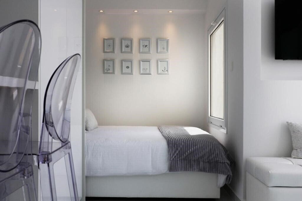Фото The White Pearl Suite - Beach Front City Centre With Sea View апартаменты