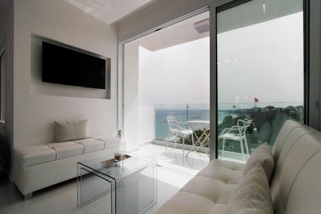 Картинка The White Pearl Suite - Beach Front City Centre With Sea View апартаменты