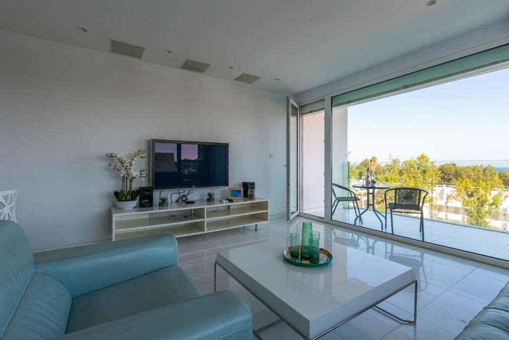 Фото Modern Seafront Apartment 3*