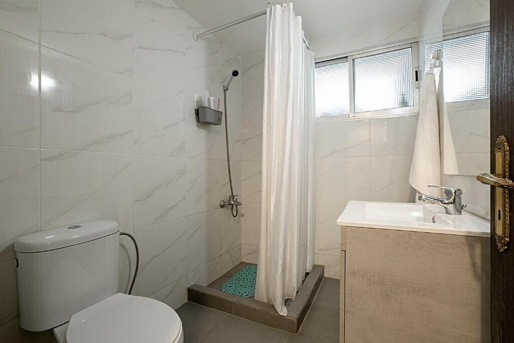 Фотографія White Hostel (Adults Only) 2*