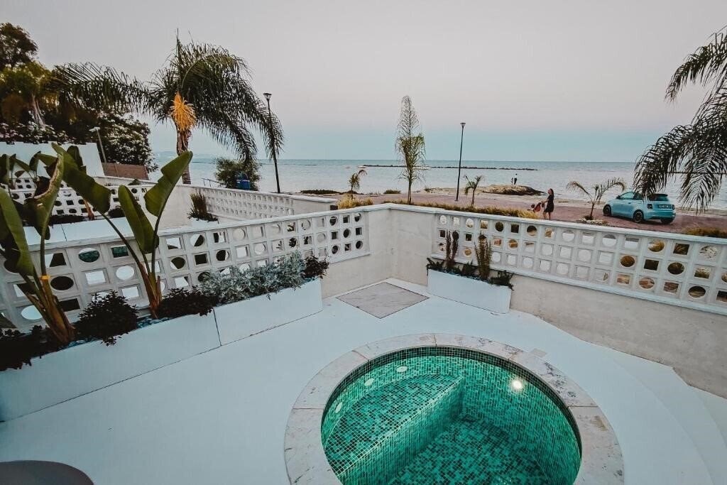Отель Q Coconuts Seaside Suites (Adults Only) 4*