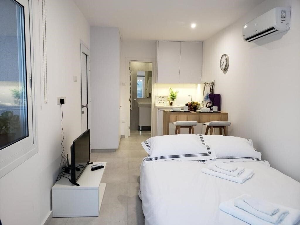 Готель Modern & Cozy Studio w/ Backyard Near City Center 3*