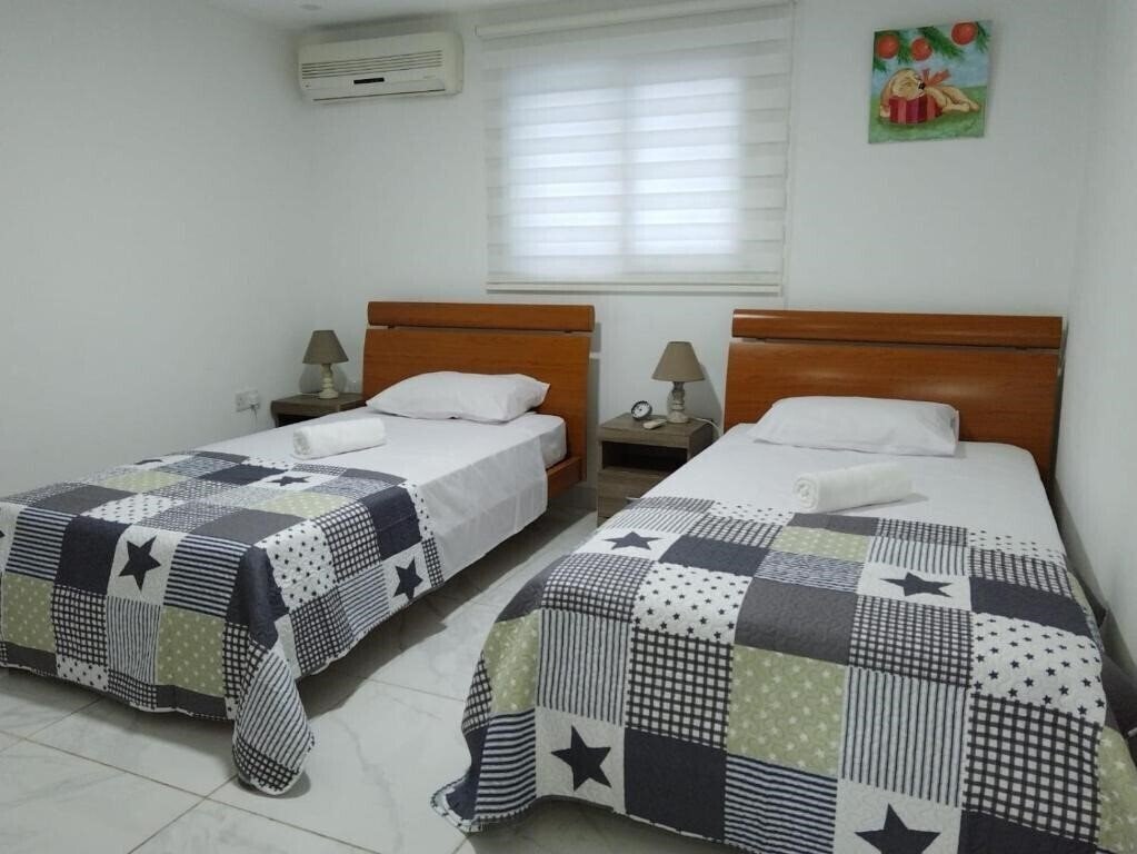 Отель Seafront - 2 Bedroom Modern апартаменты