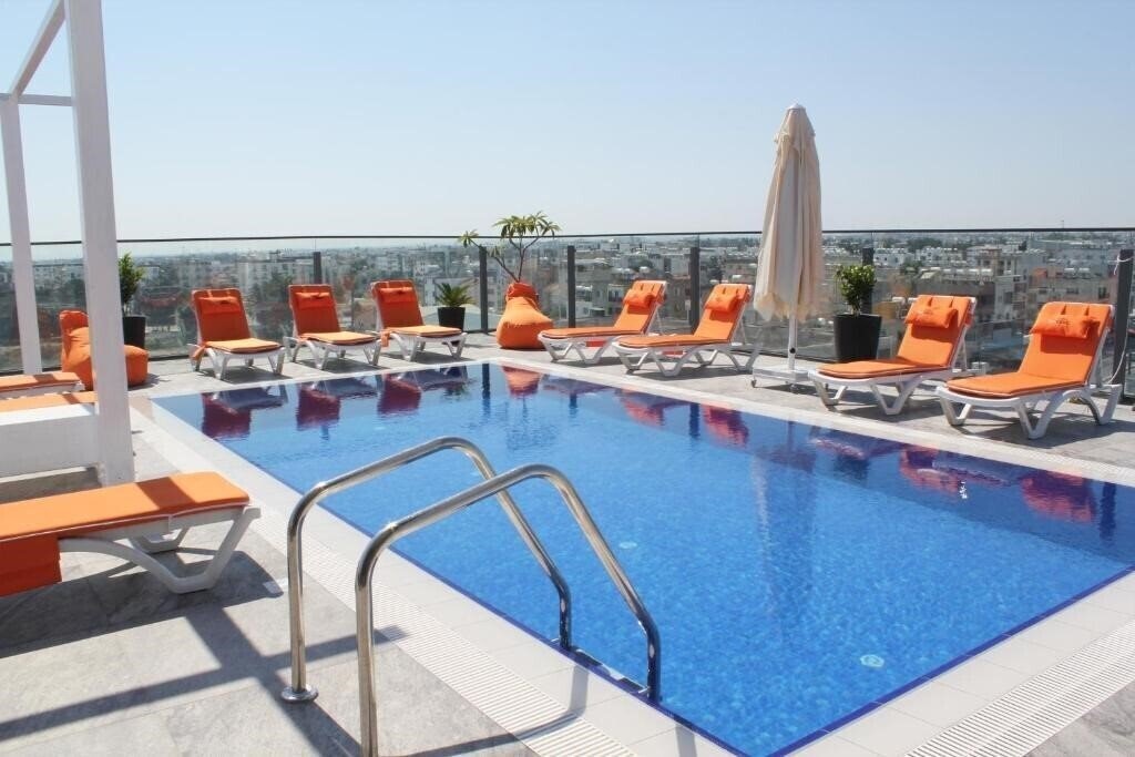 Отель Sky Roof Hotel 3*