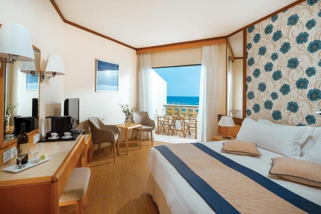 Фотография Constantinou Bros Athena Royal Beach Hotel 4*