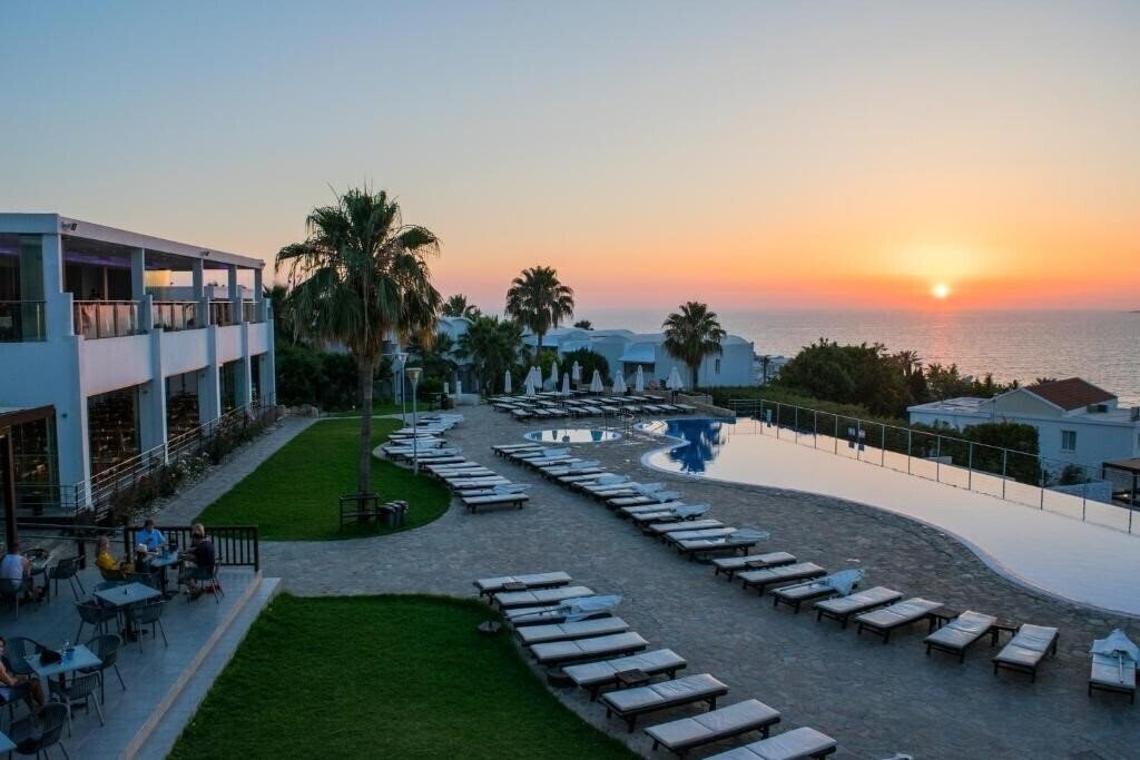 Готель Sunset Bay Holiday Village 4*
