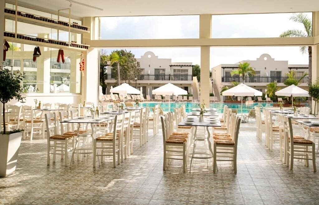 Фото Louis Paphos Breeze 4*