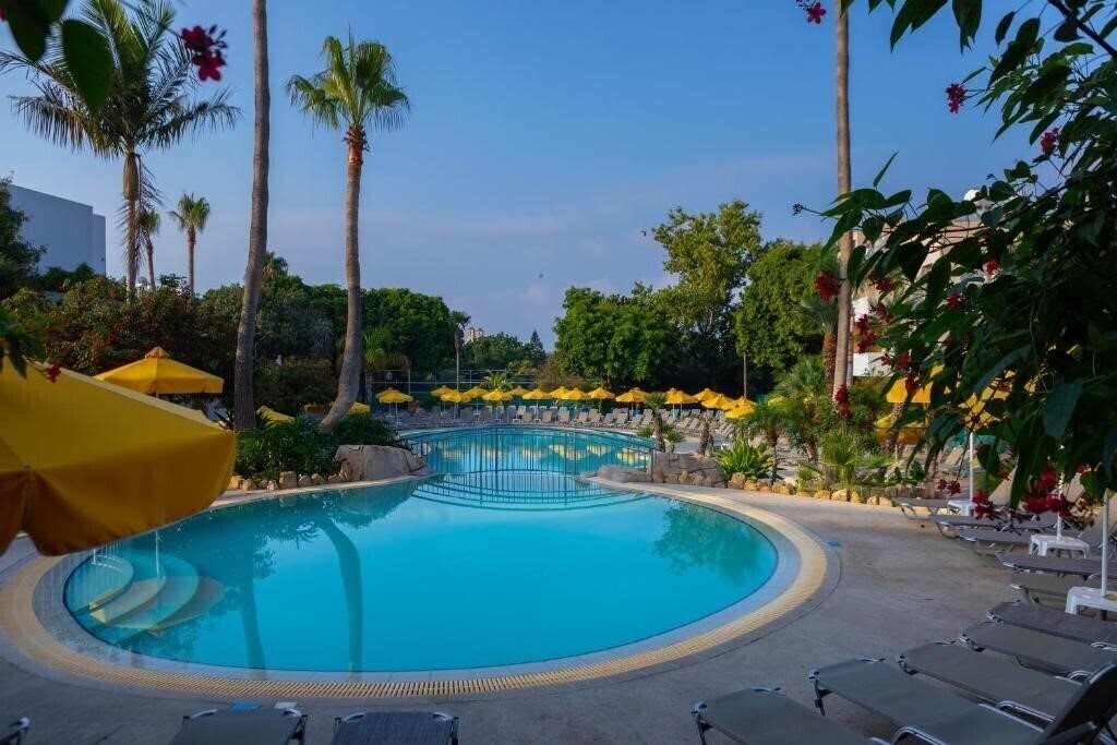 Готель Mayfair Gardens 3*