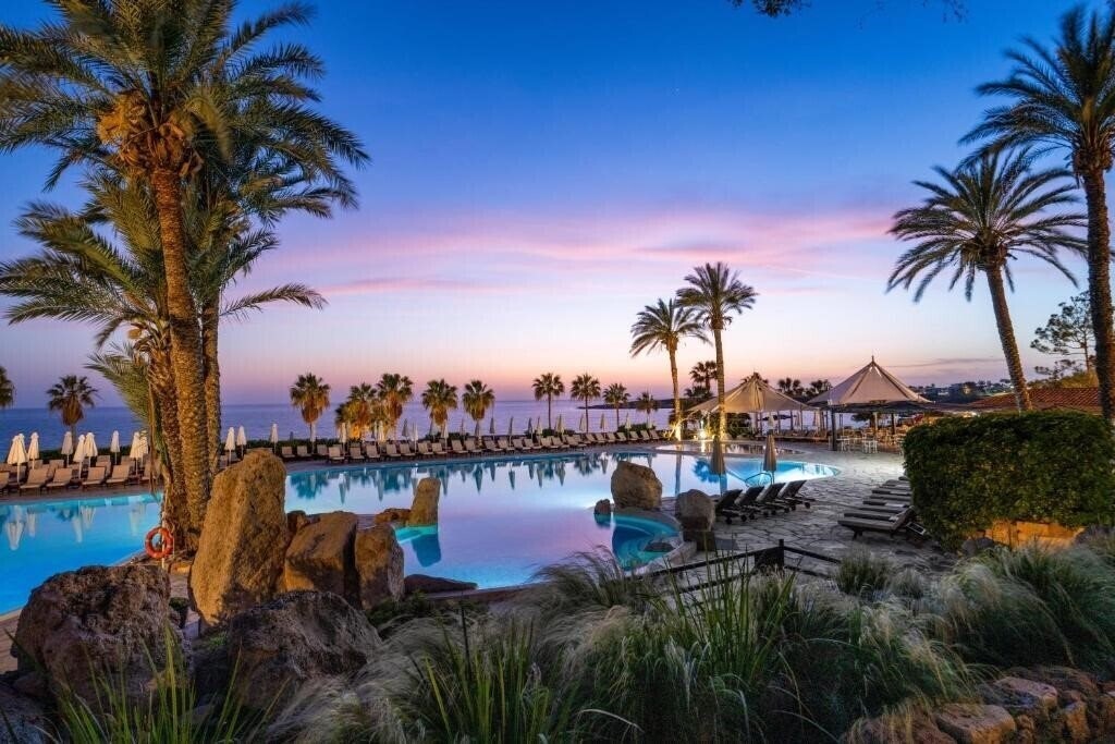 Готель Coral Beach Hotel & Resort 5*