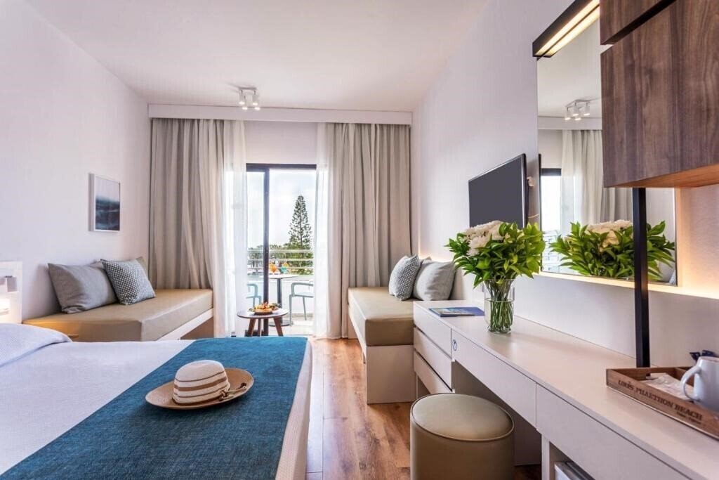 Фото Louis Phaethon Beach 4*