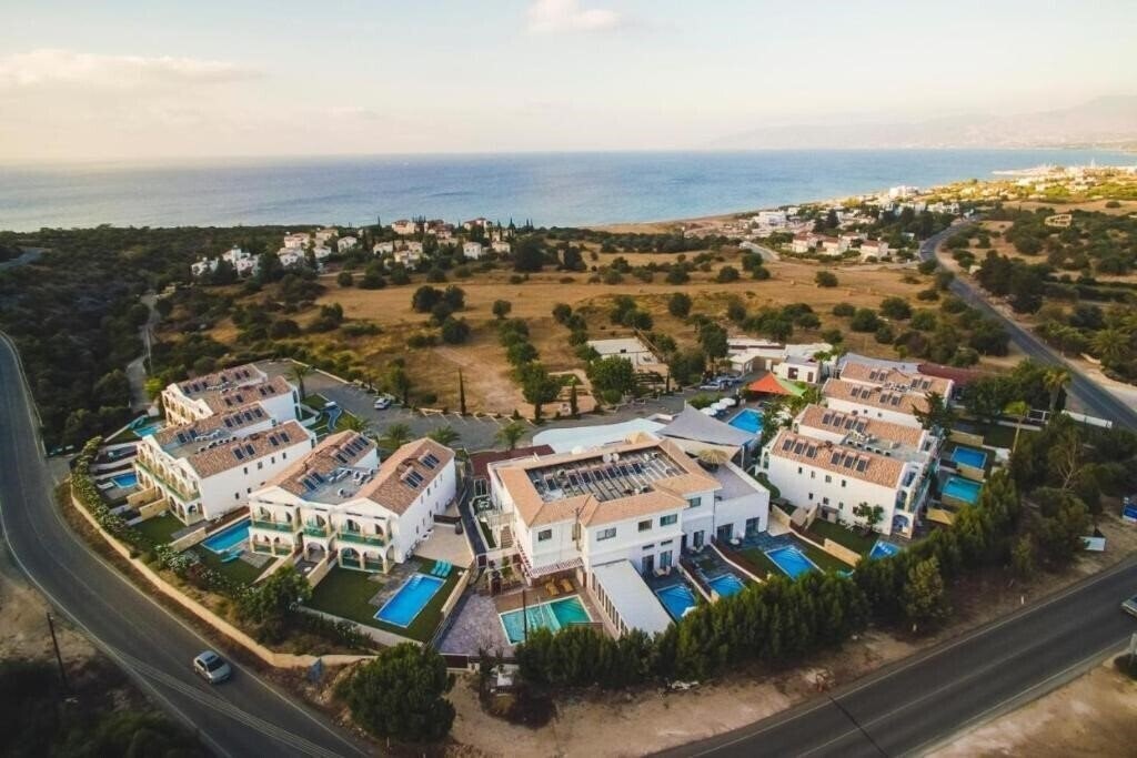Готель Latchi Escape Hotel & Suites 3*