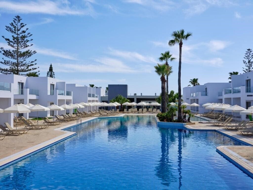 Готель Panthea Holiday Village 4*