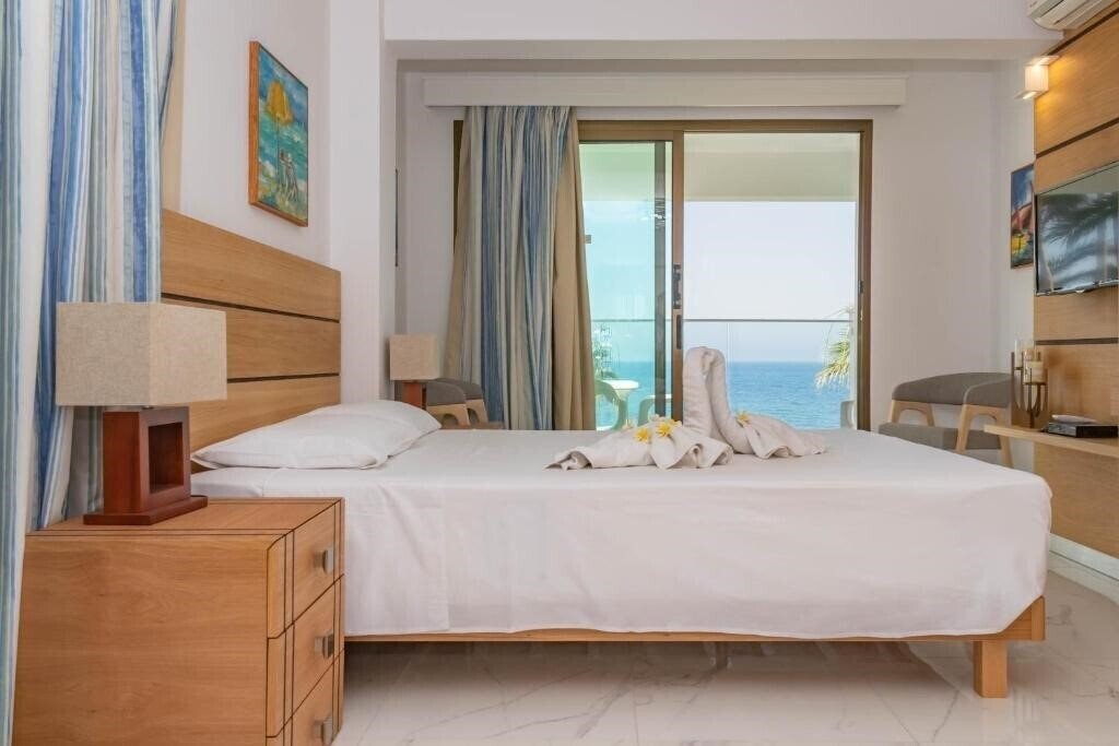 Фото Rododafni Beach Apartments & Rododafni Holiday Villas 3*