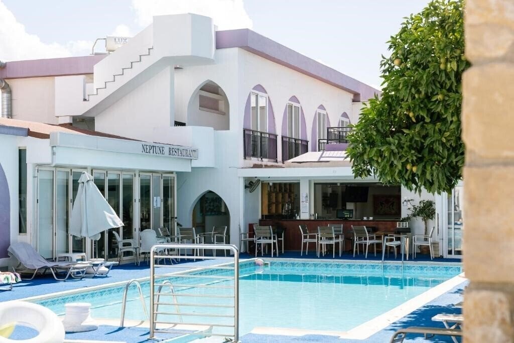 Готель Neptune Hotel Apartments 3*