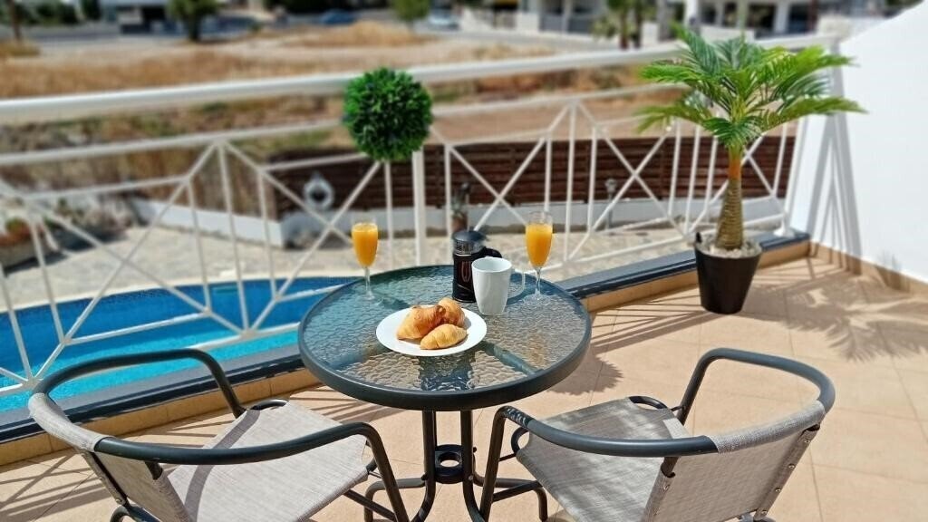 Фотографія Kato Paphos Suites 3*