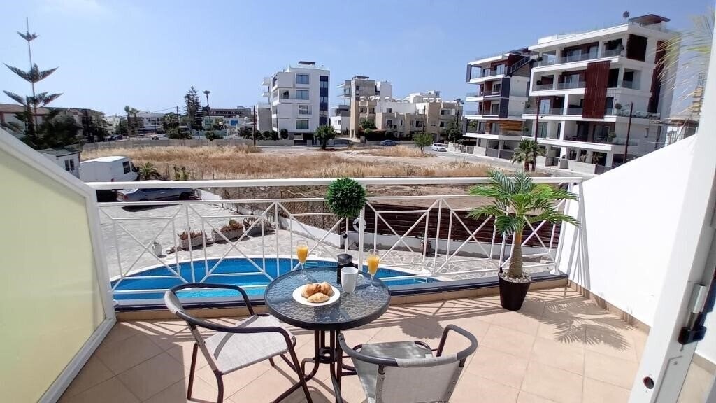 Готель Kato Paphos Suites 3*