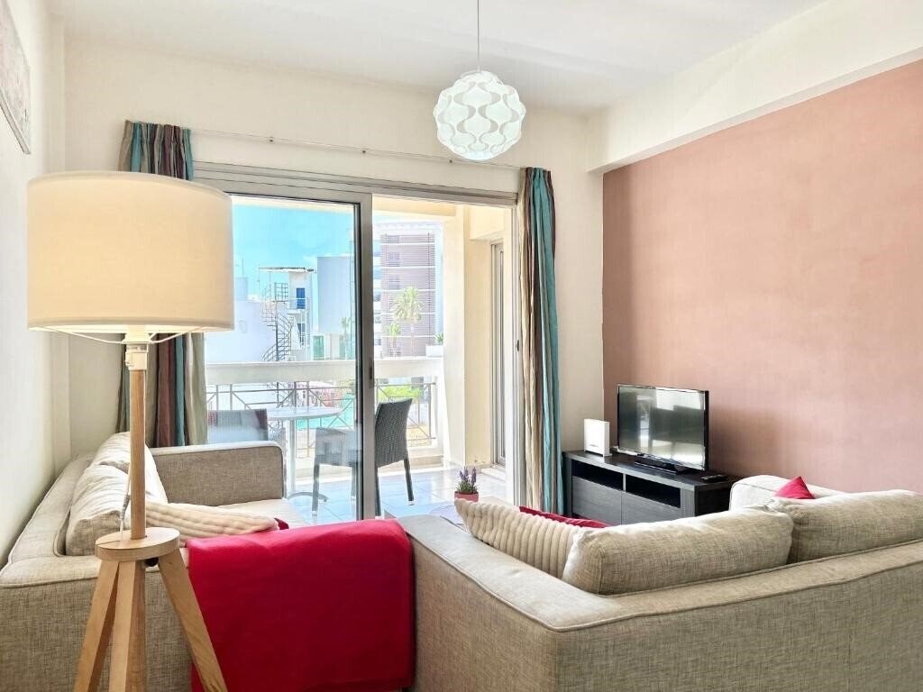 Готель Sun Julz Apartments on The Beach 2*