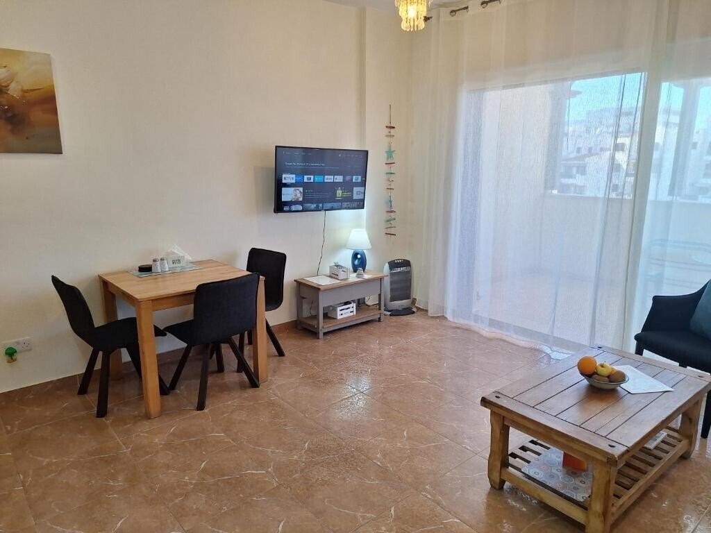 Картинка Queens Gardens Suite by The Sea, Pool & Mall 2*