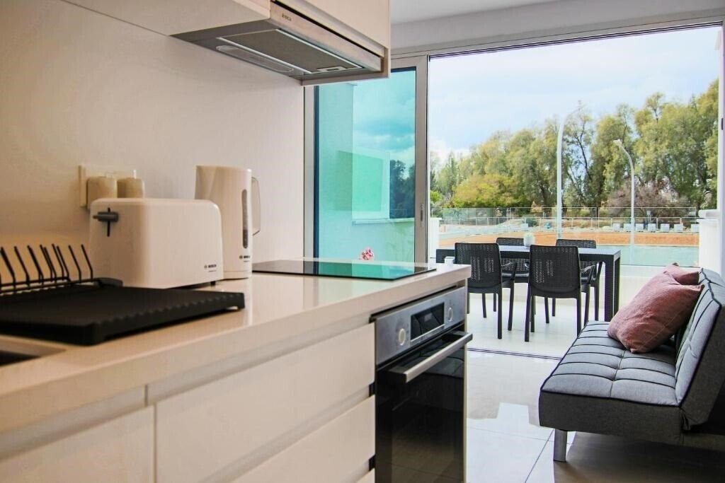 Фотографія Phaedrus Living: Seaside Luxury Flat Harbour 102 3*