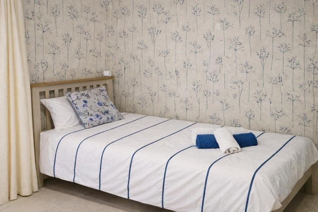 Фото Stylish Garden Apartment At Paphos Harbour 3*