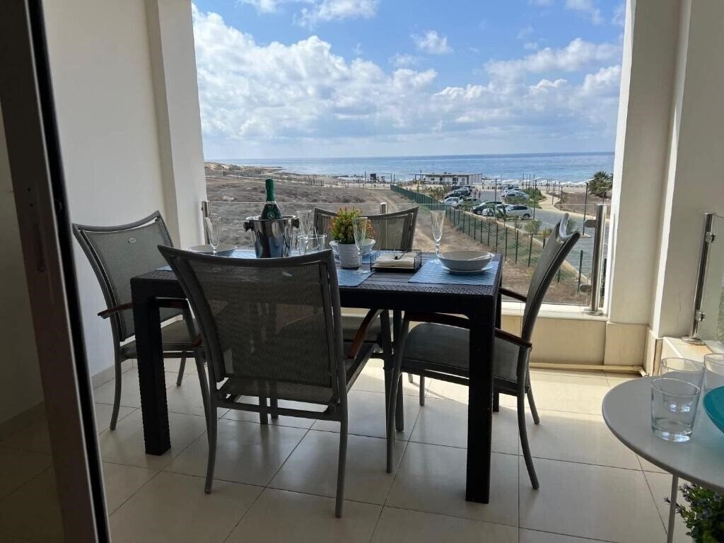 Фото Lighthouse Beach - 3BR Seafront Apt 50m to Beach with Sea Views - Sleeps 6 апартаменты
