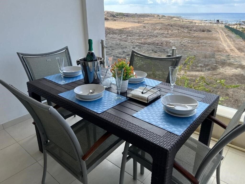 Фотография Lighthouse Beach - 3BR Seafront Apt 50m to Beach with Sea Views - Sleeps 6 апартаменты