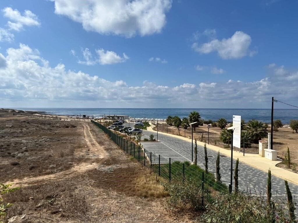 Изображение Lighthouse Beach - 3BR Seafront Apt 50m to Beach with Sea Views - Sleeps 6 апартаменты