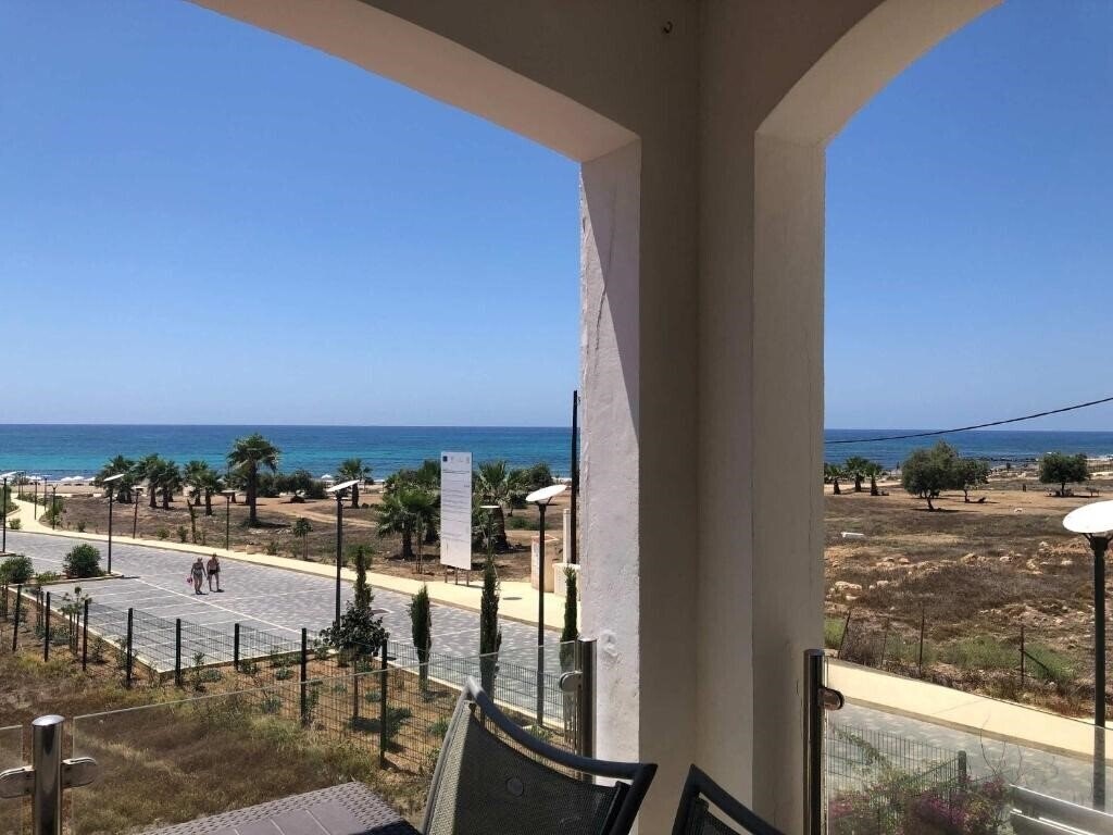 Картинка Lighthouse Beach - 3BR Seafront Apt 50m to Beach with Sea Views - Sleeps 6 апартаменты