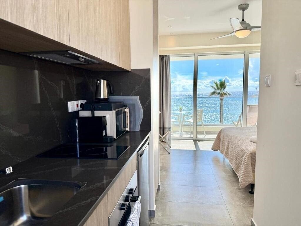 Отель Harbour Lights Studio Apartments 3*