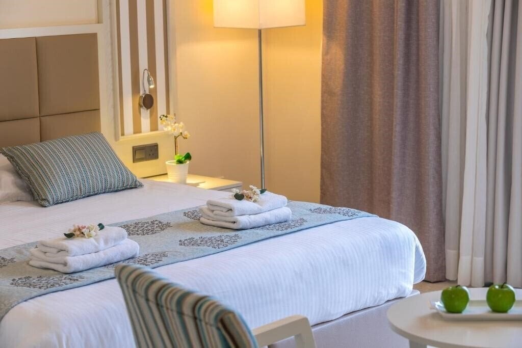 Картинка Aquamare Beach Hotel & SPA 4*