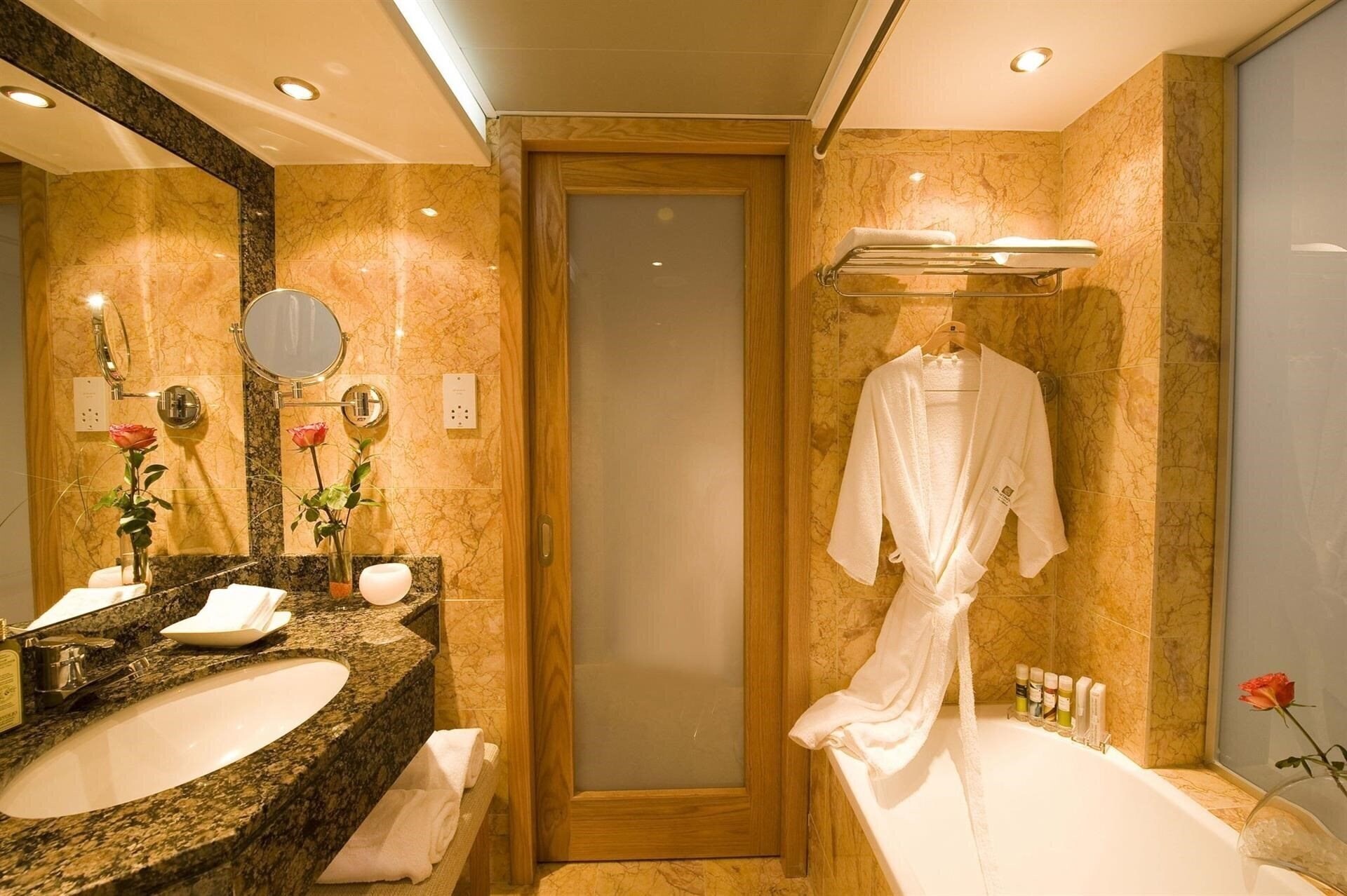 Фотографія Constantinou Bros Pioneer Beach Hotel 4*