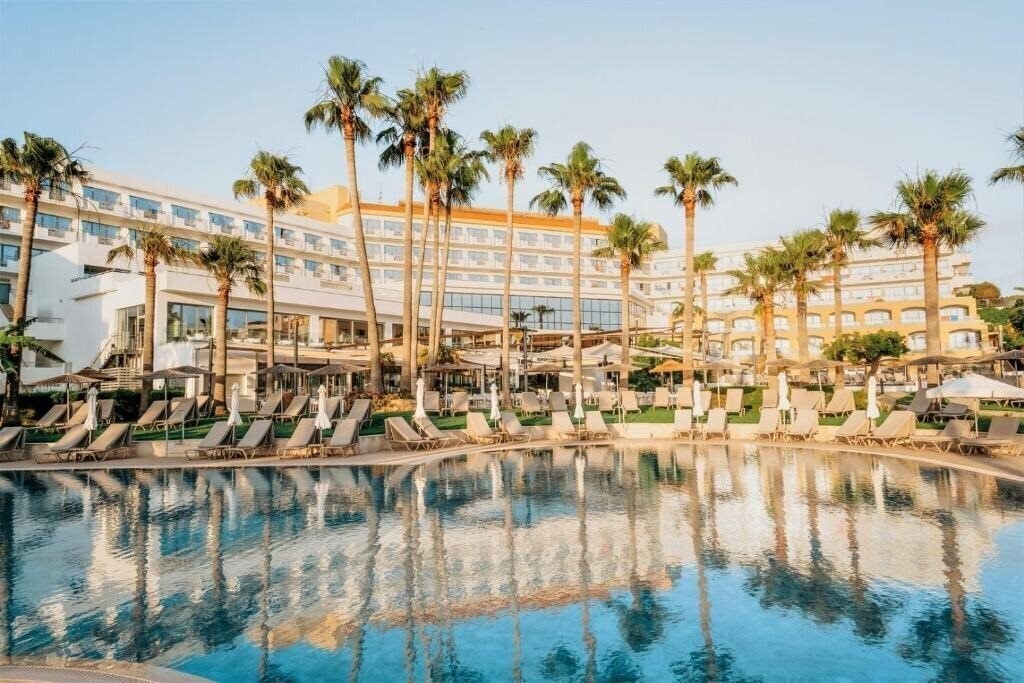 Готель St. George Beach Hotel & SPA Resort 4*