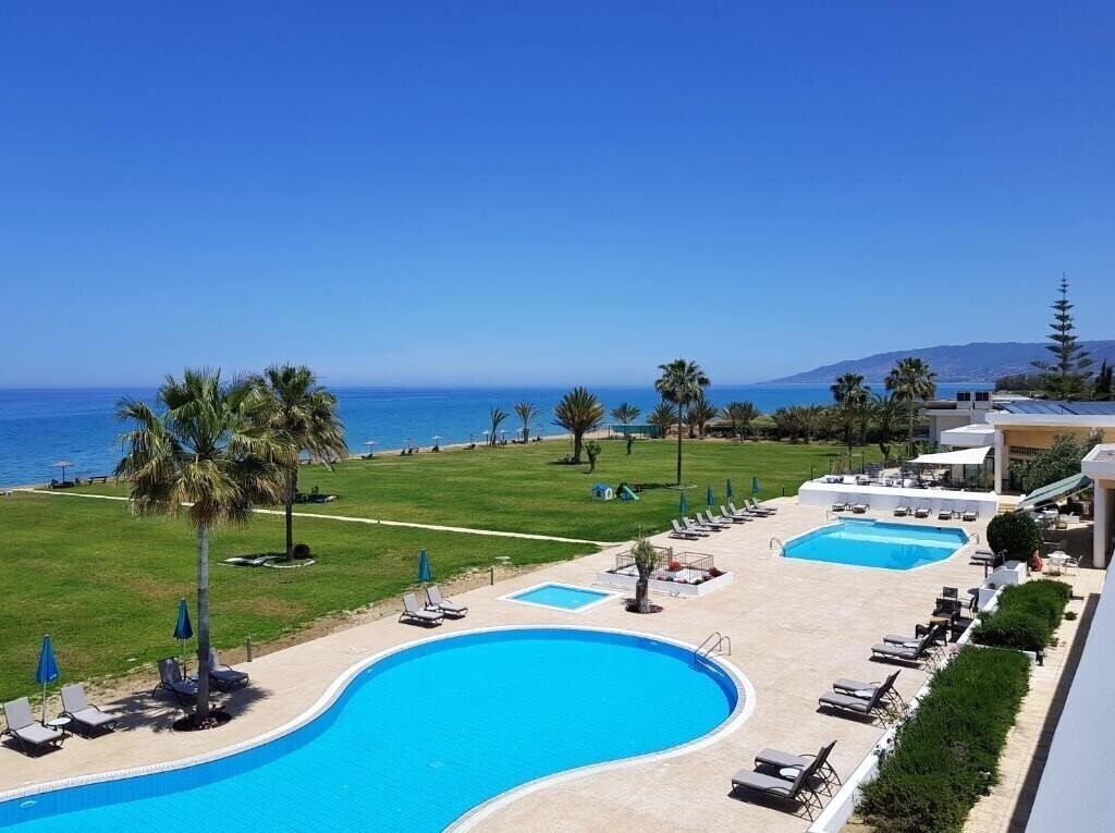 Готель Natura Beach Hotel and Villas 3*